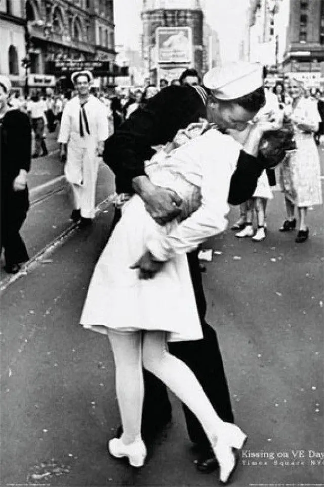 Main image of Sailors Kiss VJ day NYC Poster (24 x 36)