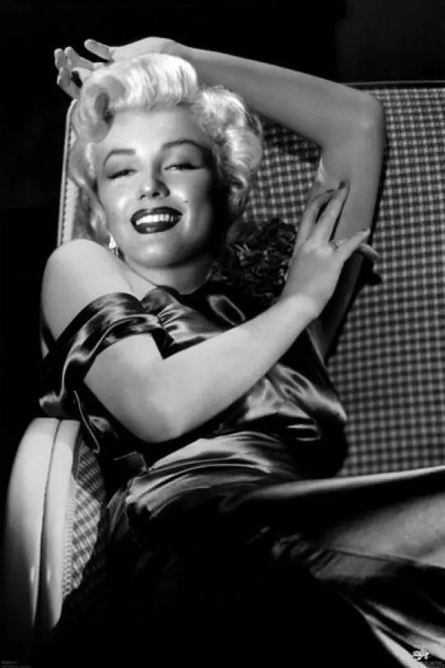 Main image of Marilyn Monroe - Reclining Poster Print (22 x 34)