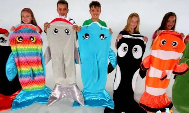Alt view image 4 of 5 - Snuggie Tails Blanket - Rainbow Fish - Deluxe