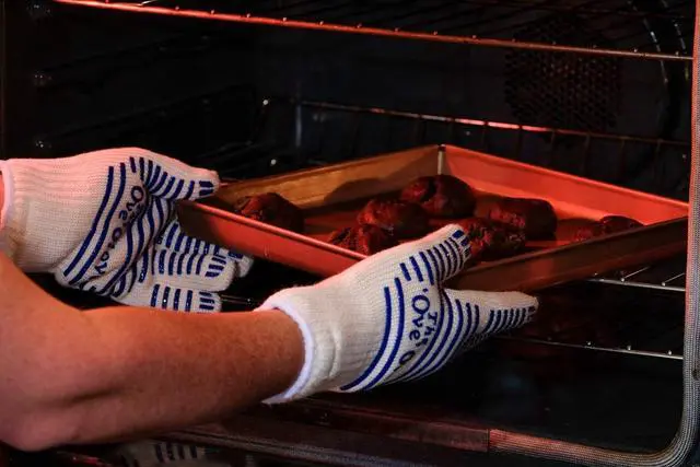 Alt view image 4 of 4 - Ove' Glove Hot Surface Handler - 2 Pack Heat-Resistant Gloves