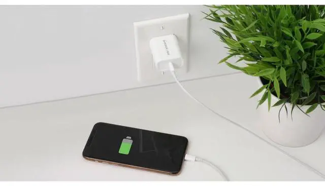Alt view image 3 of 14 - IOGEAR GPAWC20W White GearPower Compact USB-C 20W Charger