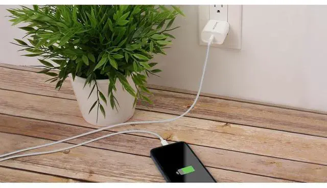Alt view image 4 of 14 - IOGEAR GPAWC20W White GearPower Compact USB-C 20W Charger