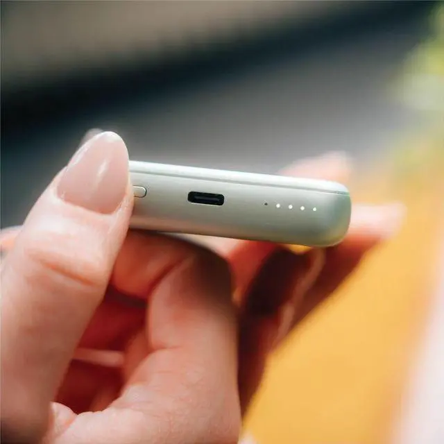 Alt view image 6 of 8 - Verbatim Charge 'n' Go Magnetic Wireless Power Bank 10000 mAh - Green - For Smartphone, Mobile Device - Lithium Polymer (Li-Polymer) - 10000 mAh - 15 W - 2.40 A, 1.67 A, 2.22 A - 5 V DC, 9 V