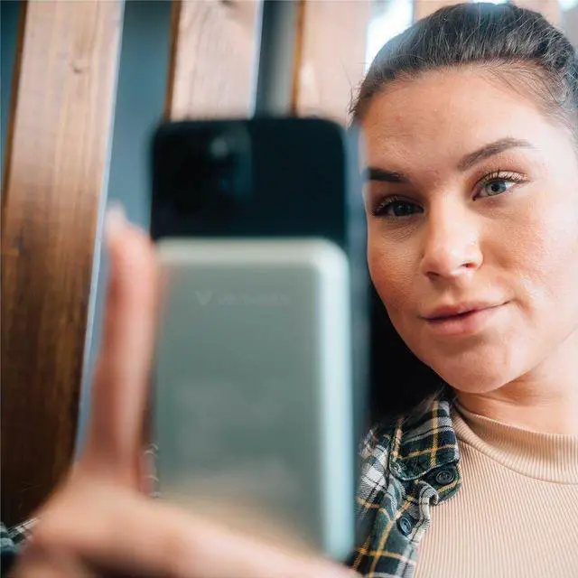 Alt view image 7 of 8 - Verbatim Charge 'n' Go Magnetic Wireless Power Bank 10000 mAh - Green - For Smartphone, Mobile Device - Lithium Polymer (Li-Polymer) - 10000 mAh - 15 W - 2.40 A, 1.67 A, 2.22 A - 5 V DC, 9 V