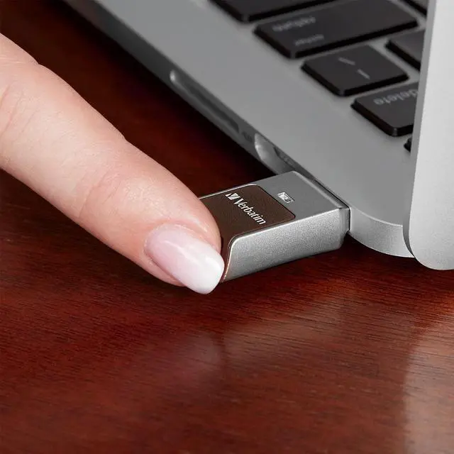 Alt view image 3 of 18 - VERBATIM 70367 32GB Fingerprint USB 3.0