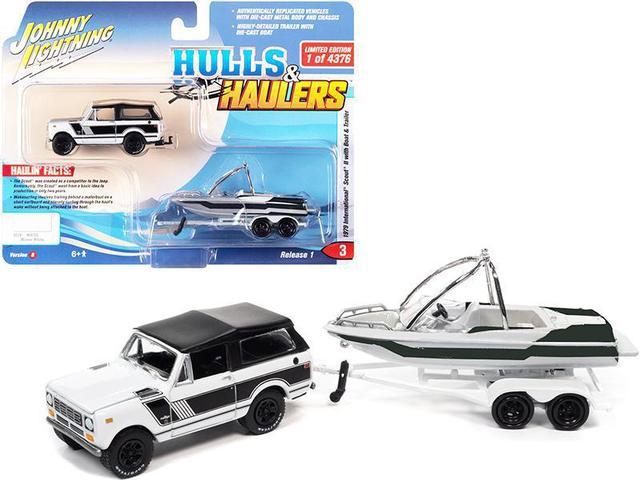 1979 International Scout II Winter White and Black with Malibu Boat and  Trailer Limited Edition to 4376 pieces Worldwide Hulls & Haulers Series  1/64 Diecast Model Car by Johnny Lightning 