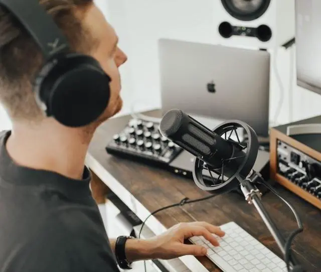Alt view image 7 of 7 - beyerdynamic PRO X M70 Professional Front-Addressed Dynamic Microphone with Desktop Boom Arm Microphone Stand bundle