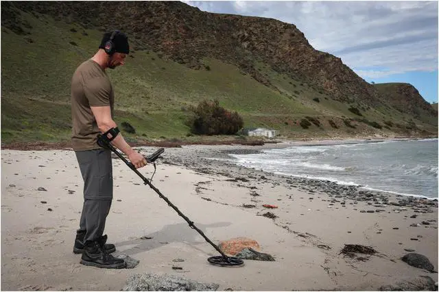 Alt view image 10 of 13 - Minelab Equinox 900 Metal Detector w/EQX 11 Double-D Coil and EQX 6 DoubleD Coil