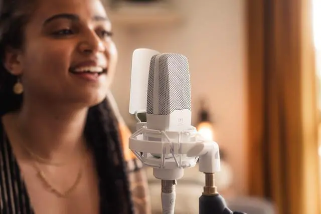 Alt view image 5 of 6 - Arturia MiniFuse Recording Pack, White with EF1 Headphones and CM1 Microphone