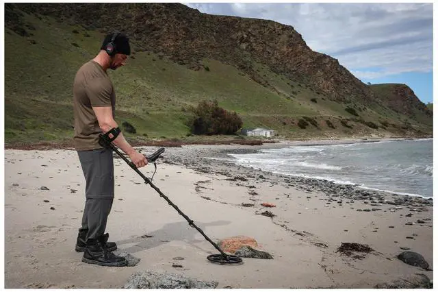 Alt view image 4 of 7 - Minelab Equinox 900 Multi-Purpose Light, Compact and Waterproof Metal Detector Bundle with PRO-FIND 40 Waterproof Pinpointer (2 Items)