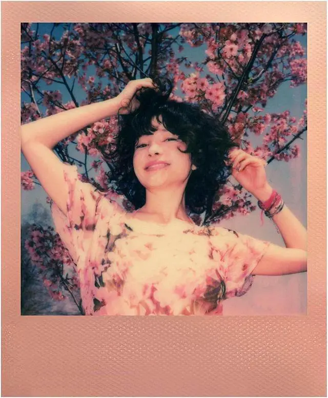 Alt view image 5 of 7 - Polaroid Originals I-Type Instant Film Rose Gold Edition
