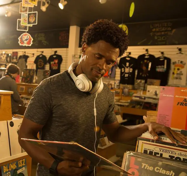 Alt view image 8 of 8 - Klipsch Reference On-Ear II Headphones (White)