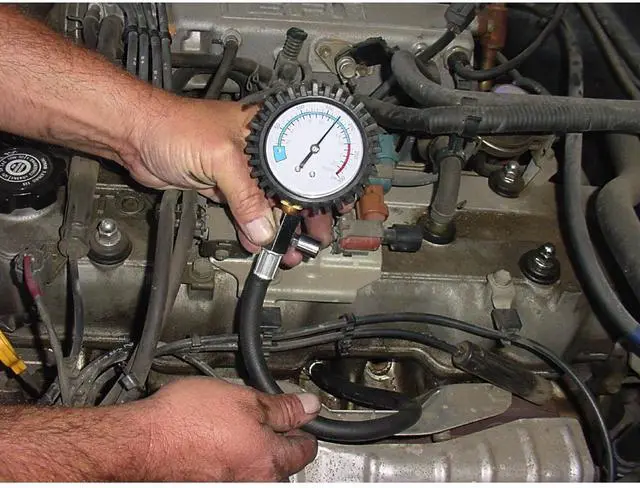 Alt view image 3 of 3 - Powerbuilt Compression Tester for 14mm & 18mm Spark Plug Threads - 647000