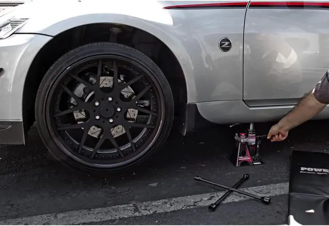 Alt view image 5 of 20 - Powerbuilt 2 Ton Pound Unijack Bottle Jack and Jackstand in One - 620470