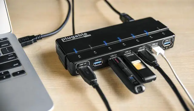 Alt view image 3 of 5 - Plugable USB Hub with Charging - USB 3.0, 7-Port, 25W