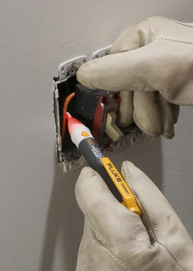 Alt view image 4 of 11 - Fluke 1AC-A1-II AC Voltage Detector