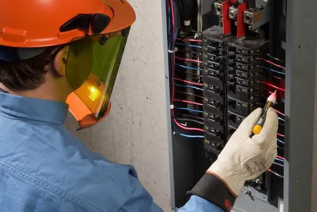 Alt view image 2 of 9 - Fluke 2AC/90-1000V Non-Contact Voltage Tester