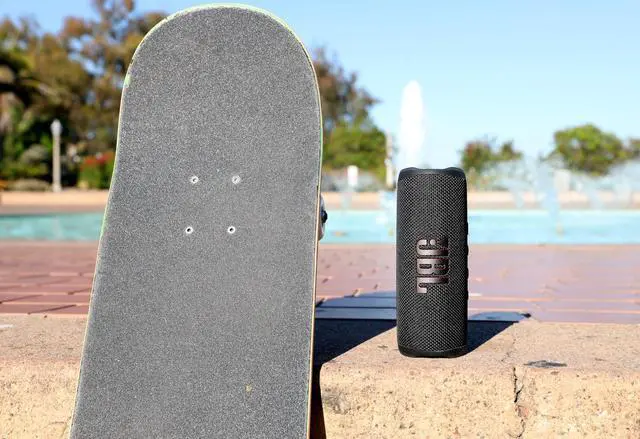 Alt view image 7 of 7 - Flip 6 - Portable Waterproof Speaker - Black | Louder, more powerful sound, IP67 waterproof and dustproof, 12 Hours of Playtime, Bold design