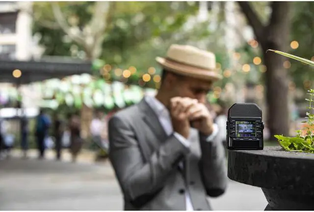 Alt view image 9 of 20 - zoom q2n4k handy video recorder