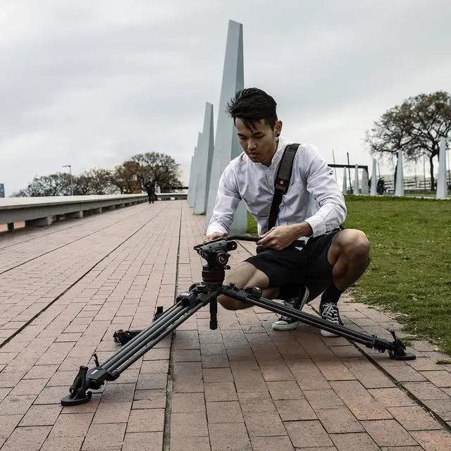 Alt view image 2 of 7 - Manfrotto Nitrotech 608 Series Fluid Video Head with 645 FAST Twin Leg Carbon Fiber Tripod & Mid-Level Spreader