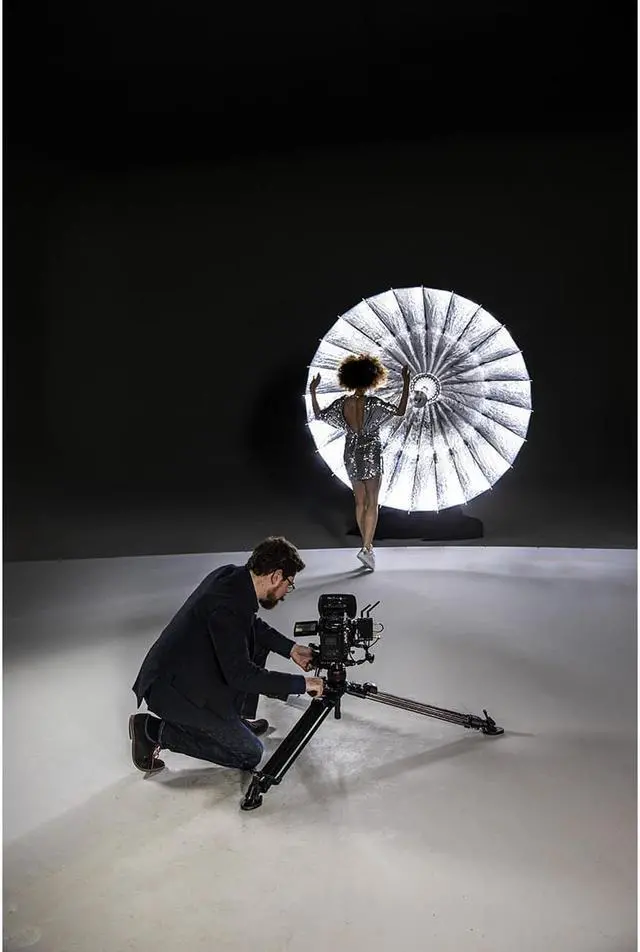 Alt view image 5 of 7 - Manfrotto Nitrotech 608 Series Fluid Video Head with 645 FAST Twin Leg Carbon Fiber Tripod & Mid-Level Spreader