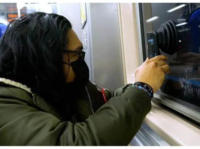 Alt view image 5 of 7 - Fotodiox Ninja Flexible Window Hood for Smartphones #NJA-HD-FLX