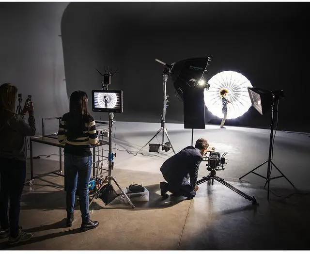 Alt view image 6 of 7 - Manfrotto Nitrotech 608 Series Fluid Video Head with 645 FAST Twin Leg Aluminum Tripod & Mid-Level Spreader