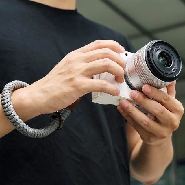Alt view image 7 of 7 - SmallRig SmallRig Leather Half Case Kit for Canon EOS R50 V (White) 5431