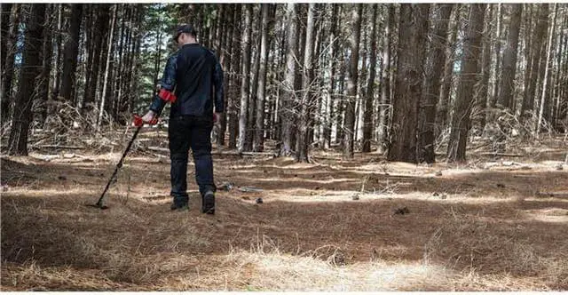 Alt view image 3 of 17 - Minelab VANQUISH 440 Metal Detector, 10x7" Double-D Coil, Multi-IQ Frequency