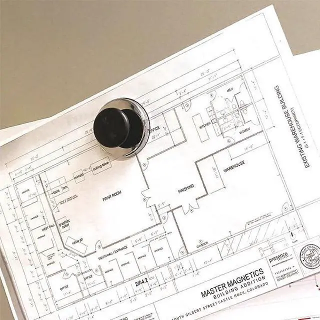 Alt view image 3 of 4 - MASTER MAGNETICS 7516 11 lb. Pull Ceramic Round Magnet w/ Vinyl Handle