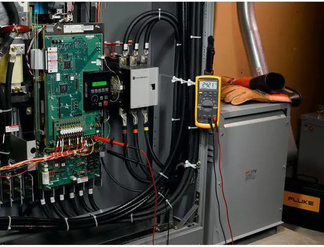 Alt view image 2 of 4 - Fluke 87V/IMSK Digital Multimeter with Fluke i400 Current Clamp