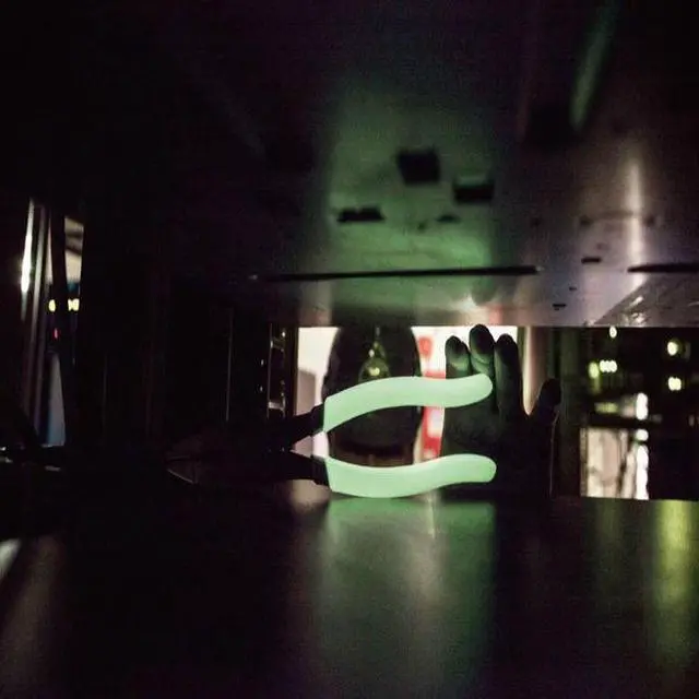 Alt view image 5 of 5 - KLEIN D2000-9NEGLW Hi-Viz Side-Cutting Pliers - High-Leverage Glow N Dark Grips