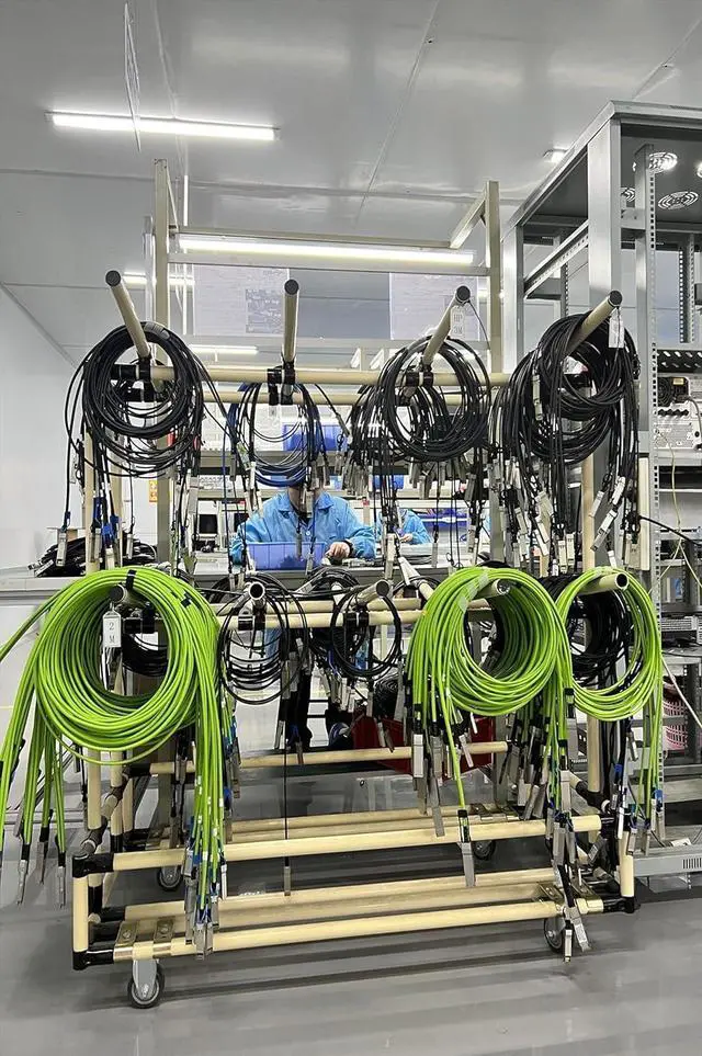 Alt view image 4 of 4 - 100GbE QSFP28 to 4X 25GbE SFP28 Breakout DAC Passive Direct Attach Copper ETH Hybrid Twinax Splitter Cable for Mellanox MCP7F00-A003, SFF-8402 SFP28 and SFF-8665 QSFP28, 3-Meter (10ft)