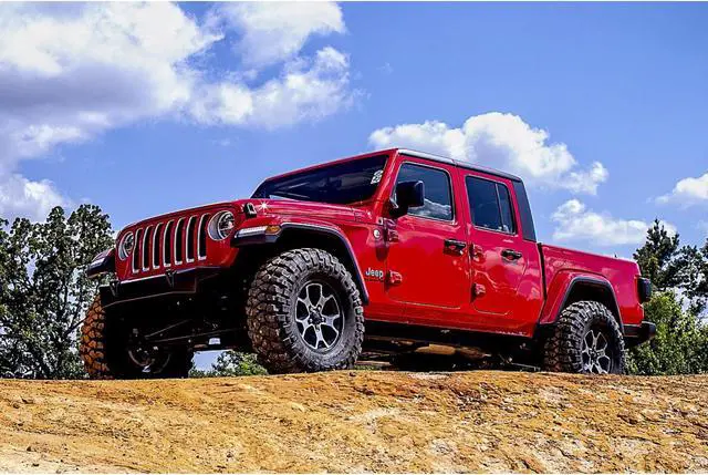 Alt view image 2 of 10 - Gladiator Lift Kit 2.0 Inch For 20-Pres Jeep Gladiator JT Daystar