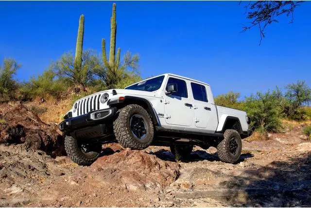 Alt view image 4 of 10 - Gladiator Lift Kit 2.0 Inch For 20-Pres Jeep Gladiator JT Daystar