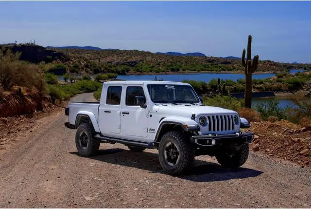 Alt view image 3 of 10 - Gladiator Lift Kit 2.0 Inch For 20-Pres Jeep Gladiator JT Daystar