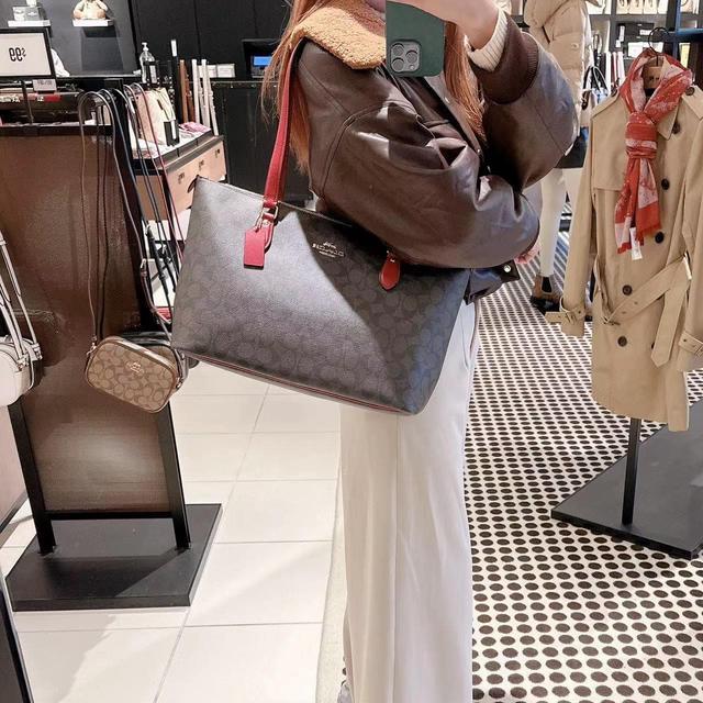 Coach Outlet Gallery Tote in Signature Canvas - Brown