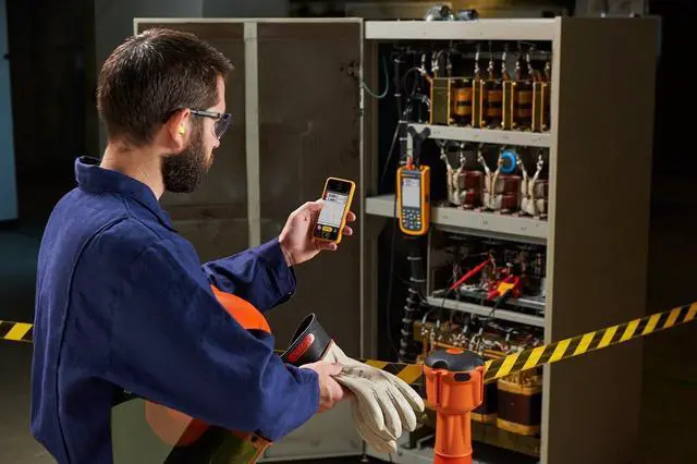 Alt view image 10 of 11 - Fluke 123B Industrial ScopeMeter® Hand-Held Oscilloscope, 20 MHz