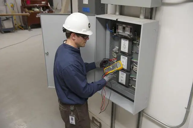 Alt view image 11 of 12 - Fluke 177 True RMS Digital Multimeter with backlight