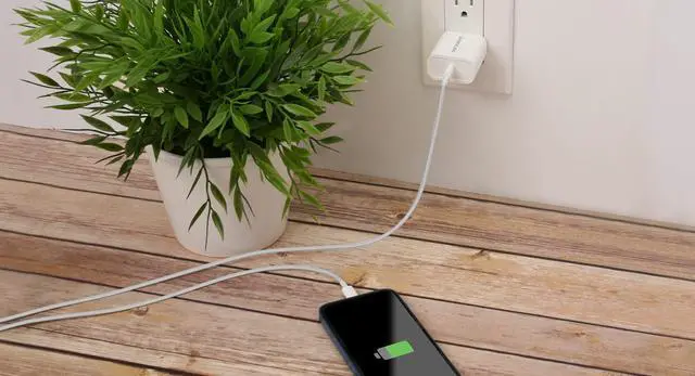 Alt view image 12 of 14 - IOGEAR GPAWC20W White GearPower Compact USB-C 20W Charger