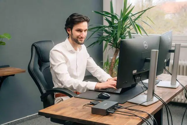 Alt view image 9 of 11 - Verbatim 17-Port USB-C Professional Docking Station 32172