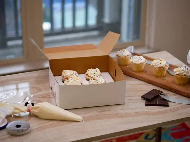 Alt view image 3 of 7 - Tuck-Top Bakery Boxes, Paperboard, White, 12 x 12 x 5 0987