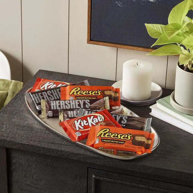 Alt view image 3 of 4 - HERSHEY'S, KIT KAT and REESE'S Assortment Bars, 45 oz Bulk Value Pack (30 Piece)