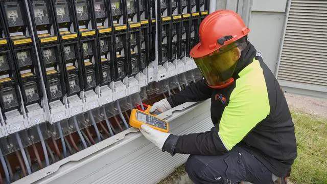 Alt view image 5 of 5 - CAT III 1500V SOLAR KIT 283FC TRMS DMM A283FC CLAMP MC4 FLUKE283FCPV