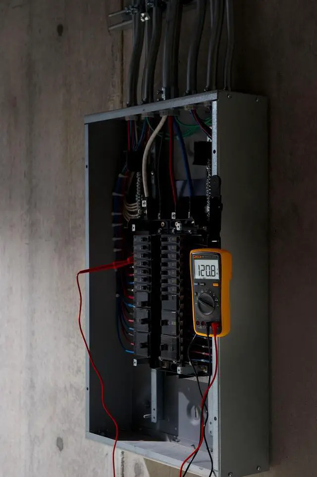 Alt view image 4 of 5 - Fluke 15B+ Digital Multimeter FLUKE15BESP