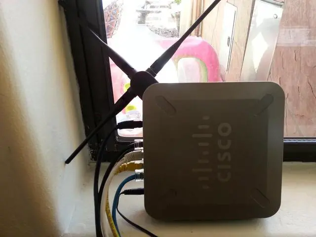 Alt view image 2 of 2 - Cisco WRVS4400N Wireless-N Gigabit Security Router - VPN v2.0, Built-in 4-port full-duplex 10/100/1000 Gigabit Ethernet switch