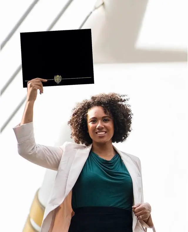 Alt view image 5 of 5 - Masterpiece Studios Great Papers Classic Crest 9.38 x 12 Certificate Covers