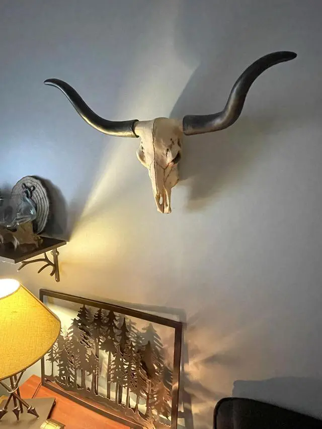 Alt view image 5 of 7 - Huge 27.5-Inch Wide Long Horn Steer Skull Resin Wall Hanging for Western Themed Bedrooms and Living Rooms - Simple Installation - Country Farmhouse Cow Decor
