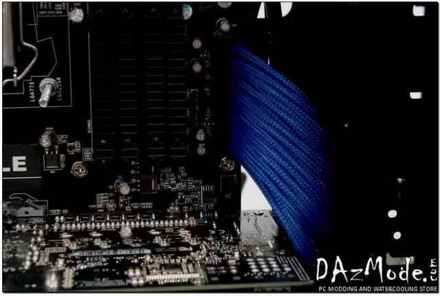 Alt view image 2 of 3 - DarkSide CONNECT Y-Cable | 12" | 4-Pin Molex - Type 6 (DS-0372)
