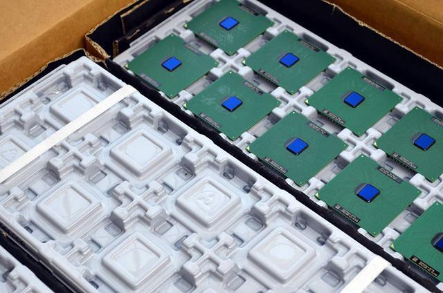 Alt view image 2 of 2 - Intel Pentium III 933MHz 133MHz 256KB Socket 370 CPU